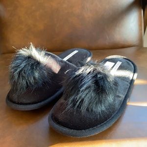 VICTORIA’S SECRET black slippers (size small 5-6)